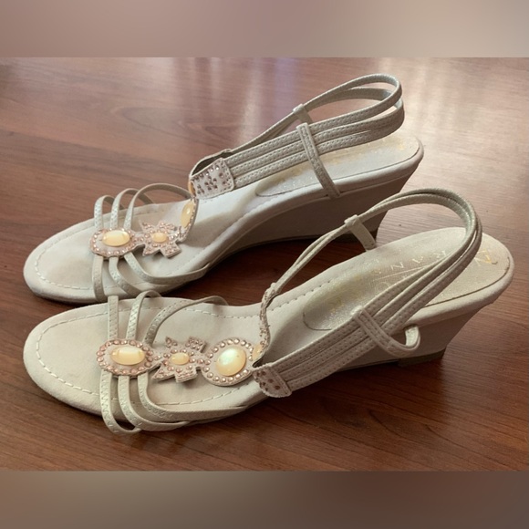 NEW YORK TRANSIT Women’s Suede Wedge Sandals Cream Size 9.5M - Picture 3 of 7